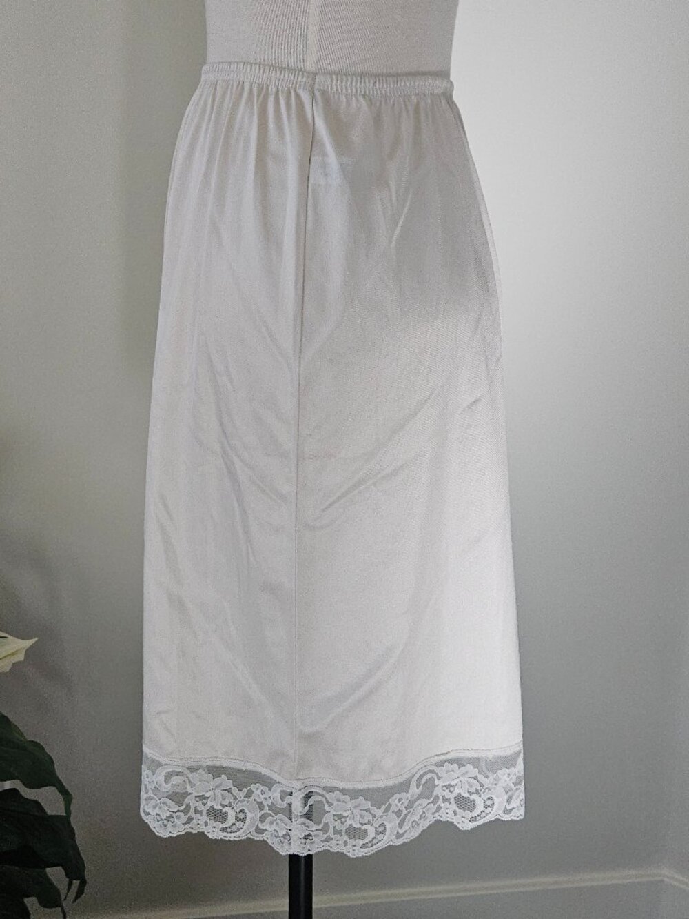 Vintage Vanity Fair Pale Beige Nylon 1/2 Slip w/Lace Trim - Size Med L